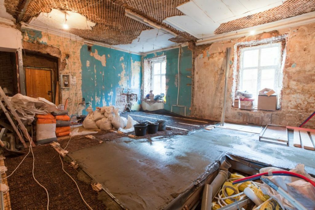 Innenraum der Wohnung mit Materialien während der Renovierung und des Baus