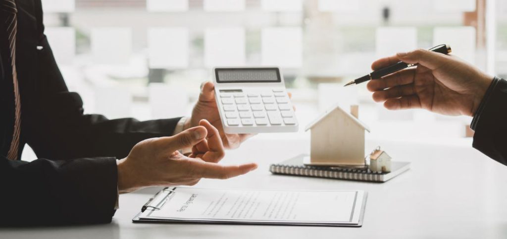 Immobilienmakler, der Kunden berät, um Entscheidungen zu treffen, Versicherungsverträge zu unterzeichnen, Häuser zu kaufen und zu verkaufen.