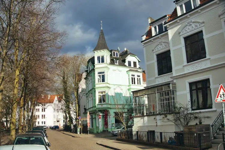 Mintfarbenes, altes Haus in Bremen Peterswerder