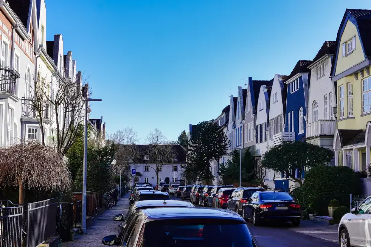 Ruhige Wohnstraße in Bremen Schwachhausen mit parkenden Autos