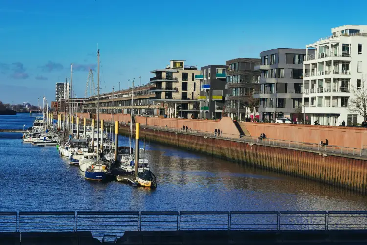 Hafen mit Booten und Häuser in der Bremer Überseestadt