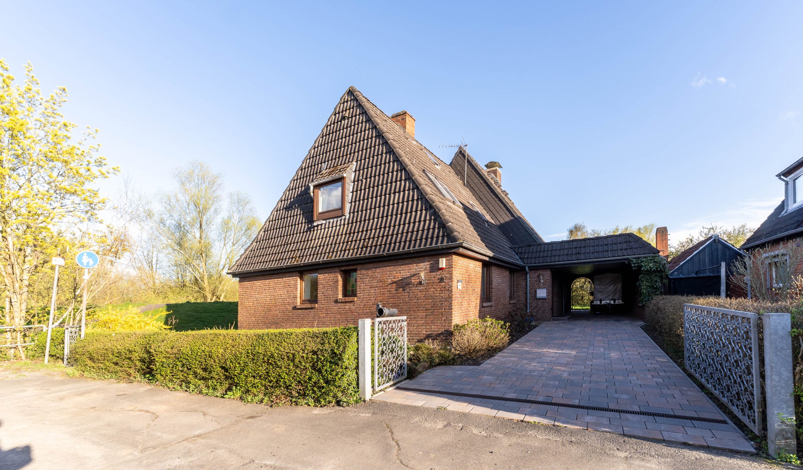 Straßenansicht Bremen Huchting Reihenendhaus verkauft von Weiland Immobilien